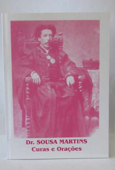 Capa de livro branco com foto sépia de homem sentado e texto Dr. SOUSA MARTINS Curas e Orações