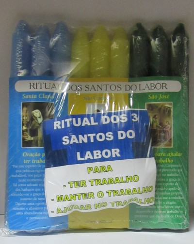 Pacote de velas coloridas com rótulo de ritual e imagens de santos