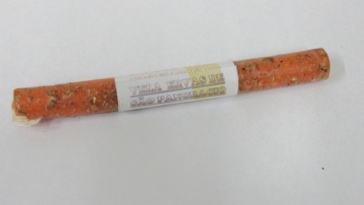 charuto vermelho com rótulo branco e texto