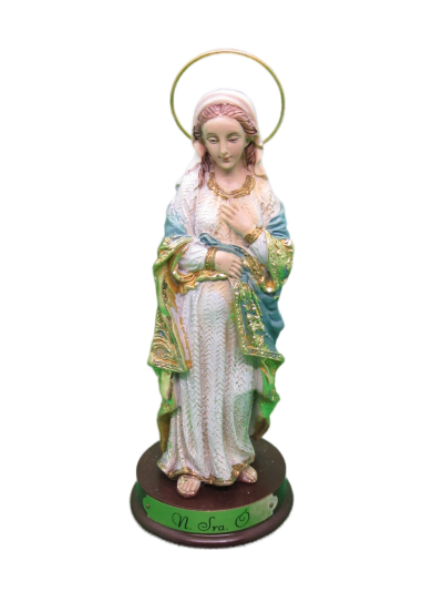 Estátua colorida de Nossa Senhora com vestido branco e manto azul e verde