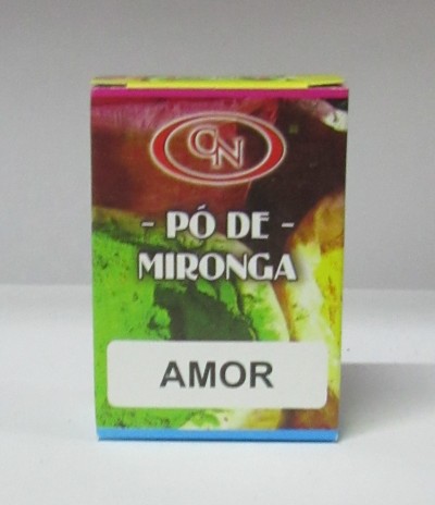 Embalagem de Pó de Mironga com etiqueta 'AMOR' e logótipo CN, fundo colorido em verde, amarelo e vermelho.