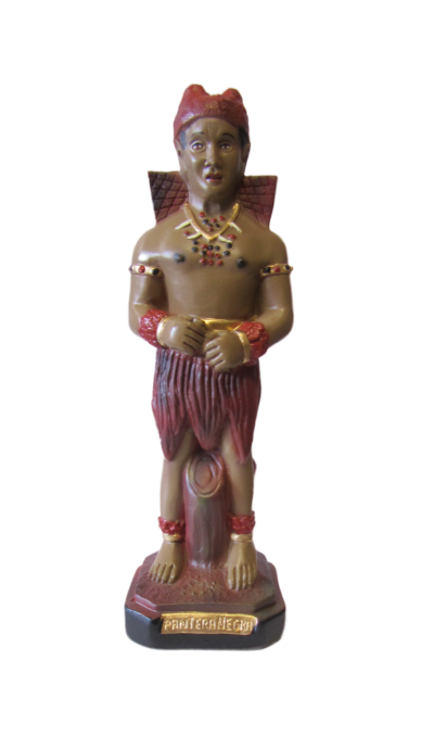 Estátua decorativa de homem com saia vermelha, asas e colar colorido em base preta com texto.