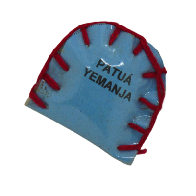 Patuá azul com costura vermelha e texto PATUÁ YEMANJA