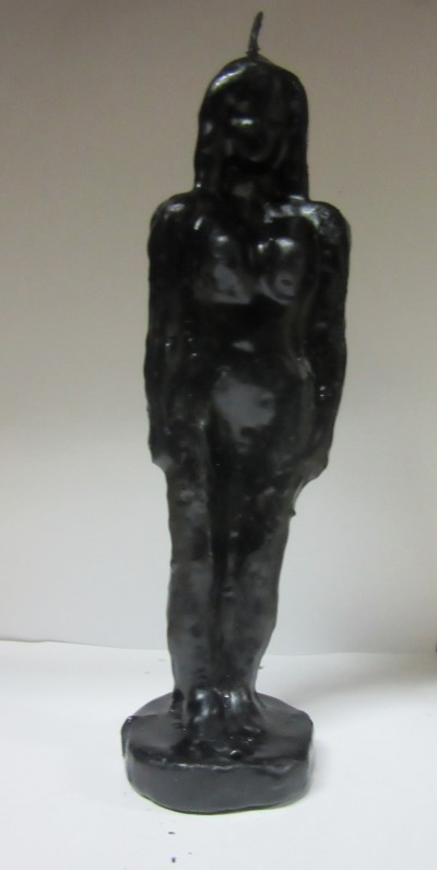 Vela preta em forma de figura humana com base arredondada