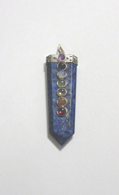 Pendende azul pontiagudo com pedras coloridas e base metálica prateada