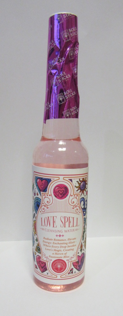 Frasco de água de limpeza Love Spell com rótulo colorido e tampa roxa