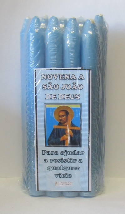 Conjunto de velas azuis embaladas com etiqueta de novena a São João de Deus