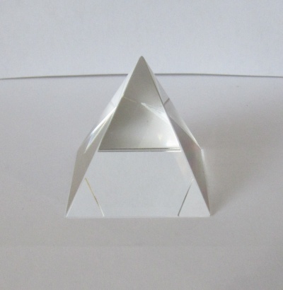 Prisma triangular transparente em vidro ou acrílico sobre superfície branca