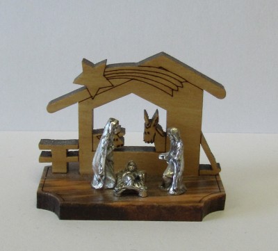 Presépio decorativo com figuras em metal prateado e base em madeira