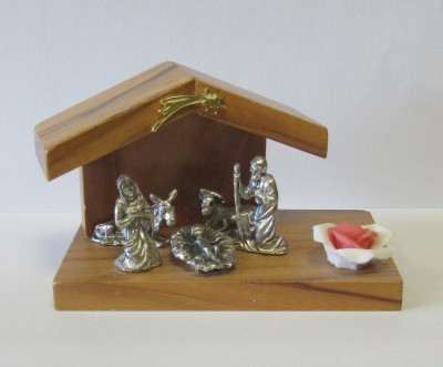 Presépio decorativo com figuras prateadas e telhado de madeira