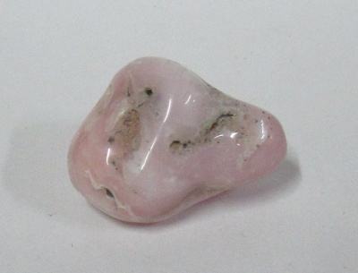 pedra polida rosa com manchas castanhas