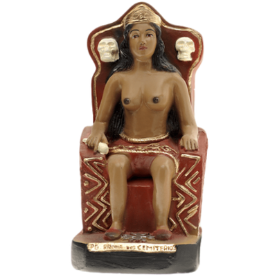 Estátua feminina sentada em cadeira vermelha com crânios decorativos