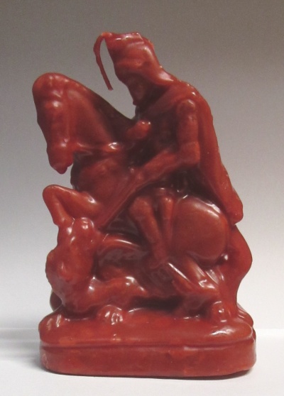 Estátua castanho-avermelhada de cavaleiro a cavalo com base retangular