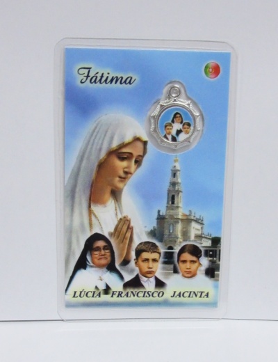Cartão religioso de Nossa Senhora de Fátima com medalha e fotos das crianças Lúcia, Francisco e Jacinta