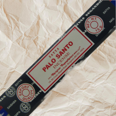 Caixa preta de incenso Satya Palo Santo com texto vermelho e branco