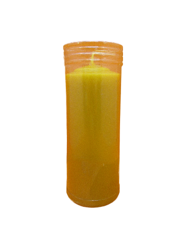 Vela amarela em copo de vidro transparente com textura ondulada