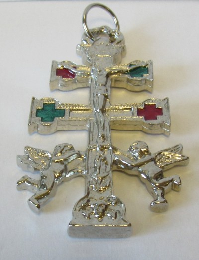 Pingente prateado em forma de cruz com anjos e esmalte verde e vermelho