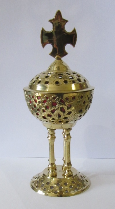 Incensário dourado metálico com cruz no topo