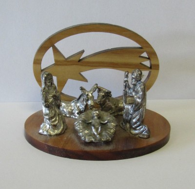 Presépio pequeno com figuras metálicas e base de madeira