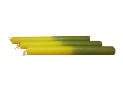 Três velas cilíndricas amarelo e verde
