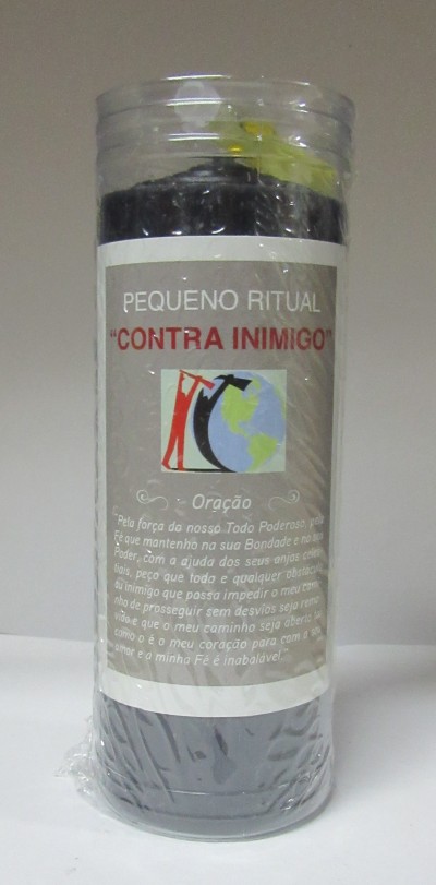 Vela negra com rótulo cinzento e texto de oração embalado em plástico