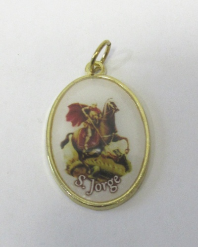 Pendente oval dourado com imagem de São Jorge a cavalo e texto