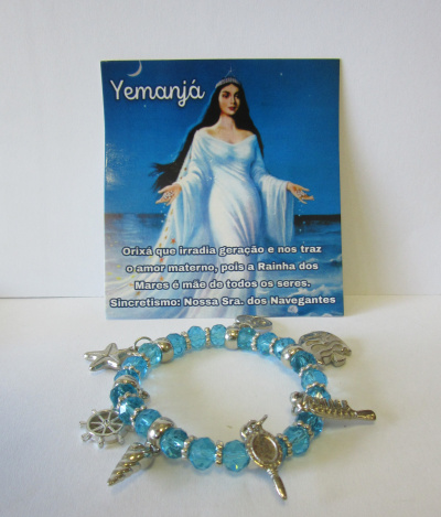 Pulseira azul com pendentes prateados e cartão com imagem de Yemanjá