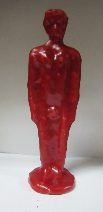 Estatueta vermelha de figura humana em cera
