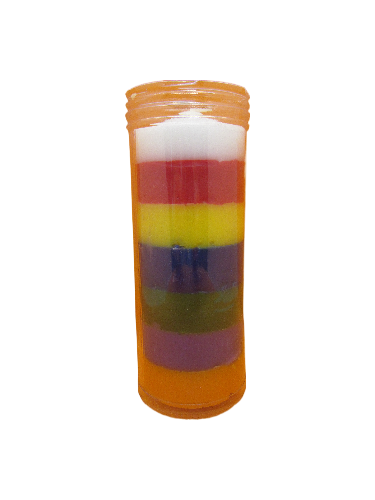 Vela com várias camadas coloridas em recipiente cilíndrico laranja