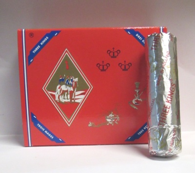 Caixa vermelha com três reis magos e rolo prateado de charutos Three Kings