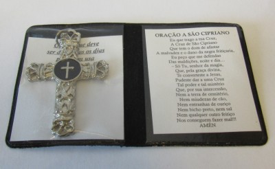 Cruz metálica decorativa em carteira preta aberta com oração impressa