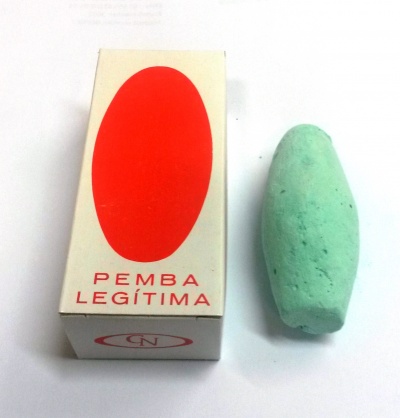 Caixa branca com oval vermelho e texto 'PEMBA LEGÍTIMA' ao lado de um bloco oval verde claro