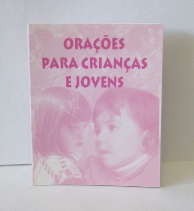 Capa de livro rosa com texto e fotografia de duas crianças