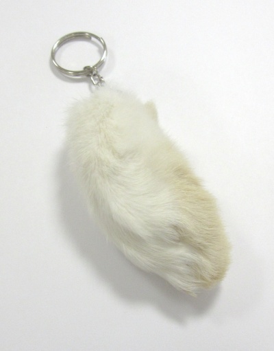 Chaveiro com pendente de pelo branco natural e anel metálico prateado