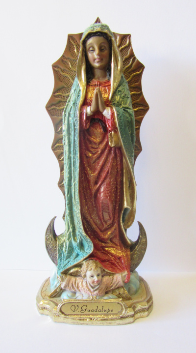Estátua colorida de Nossa Senhora de Guadalupe em resina com mantos verde e vermelho e detalhes dourados
