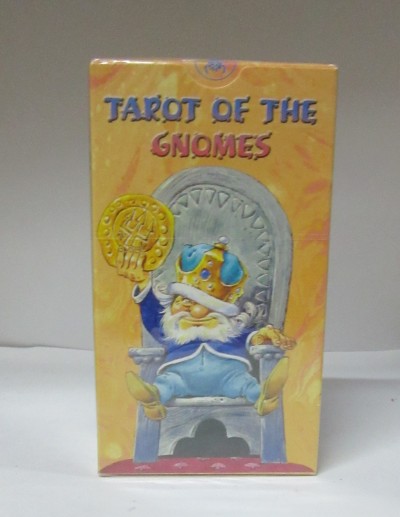Caixa do tarot 'TAROT OF THE GNOMES' com ilustração de gnomo no trono