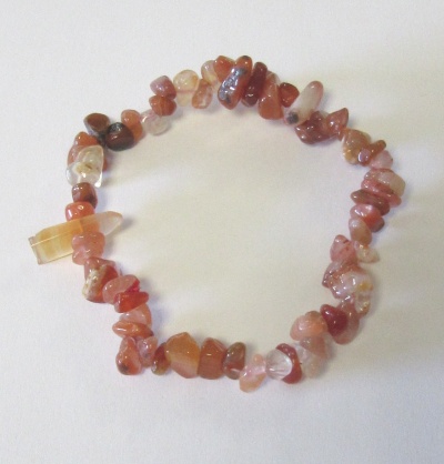 Pulseira elástica de pedras coloridas em tons de rosa e castanho