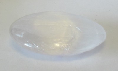 Barra de sabão transparente oval sobre fundo branco