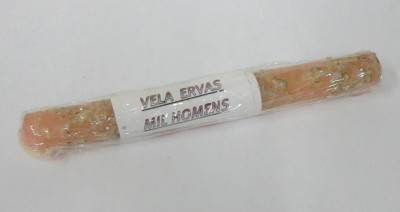 Vela cilíndrica laranja com ervas e etiqueta branco
