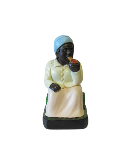 Figura decorativa de mulher sentada com vestido branco e lenço azul