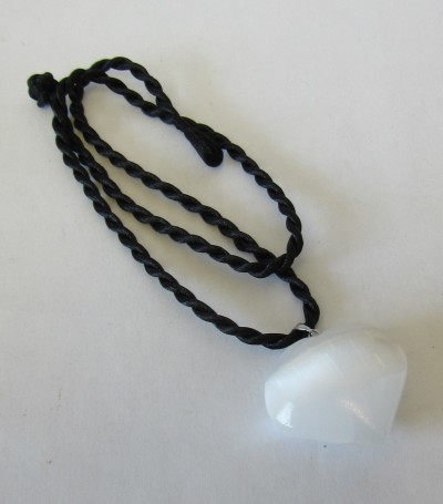 Colar com cordão preto trançado e pendente branco