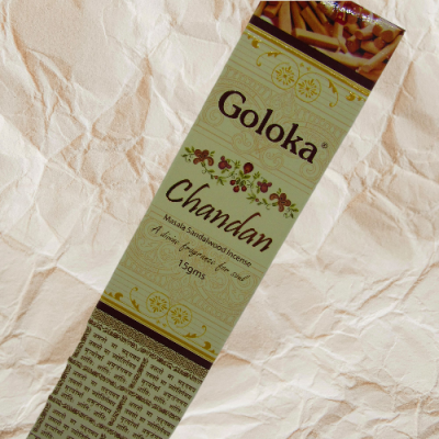 Embalagem de incenso Goloka Chandan 15 gramas sobre papel amassado vermelho claro