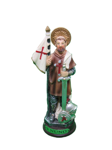 Estátua de São Nuno com espada e bandeira