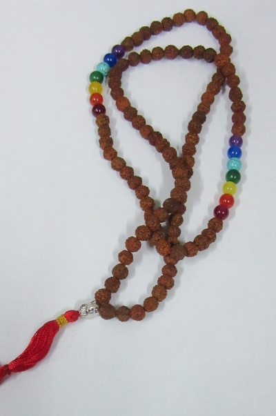 Colar tipo mala com contas marrons e coloridas e borla vermelha