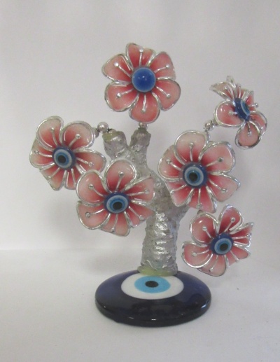 Objeto decorativo árvore com flores rosa e olho grego azul no suporte