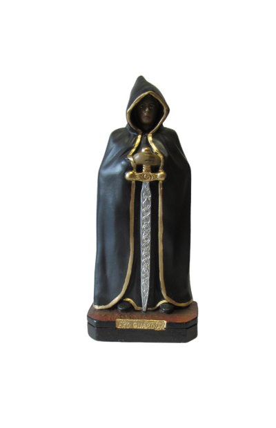 Estátua de guardião com capa preta e espada dourada e prateada