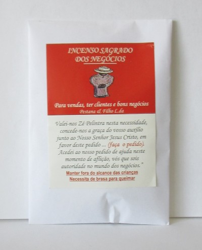 Pacote branco com etiqueta vermelha e branca com texto sobre incenso sagrado dos negócios