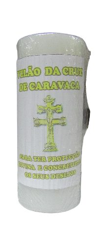 Vela branca com etiqueta de proteção divina e cruz de Caravaca