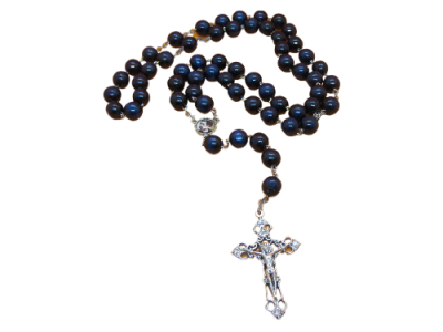 Terço com contas negras e crucifixo metálico sobre fundo preto