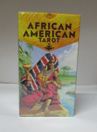 Caixa de tarot com título AFRICAN AMERICAN TAROT e figura feminina em roupa tradicional vermelha e joias